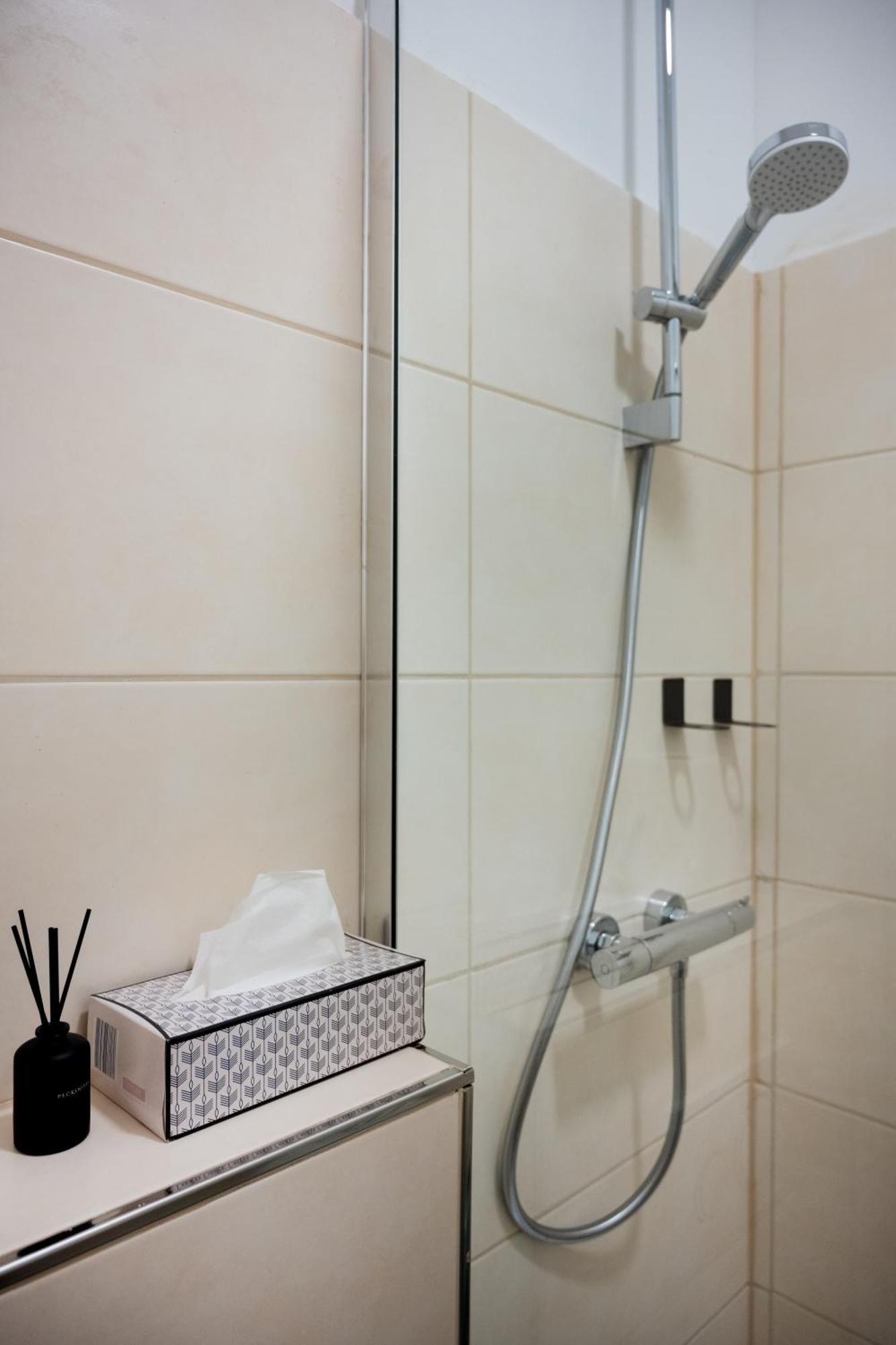 Wohngut-city Apt. 1 Zi. 1 Db + 1 Ez 34 Qm Mit Parkplatz *